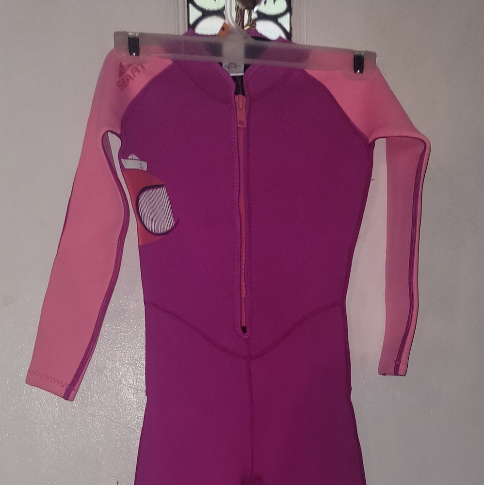 Sbart kids wetsuit, size large,, NWT